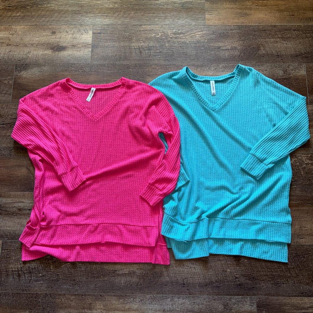 Zenana Brushed Thermal Waffle V-Neck set of 2 with Side Slits NWOT Medium